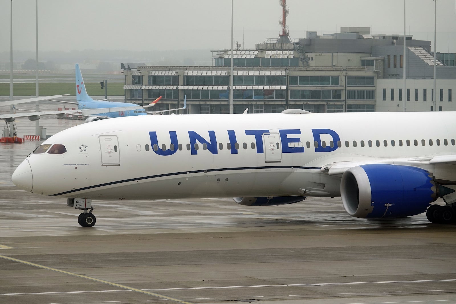 United Boeing 787-9 Dreamliner New Livery Zach Griff - 1