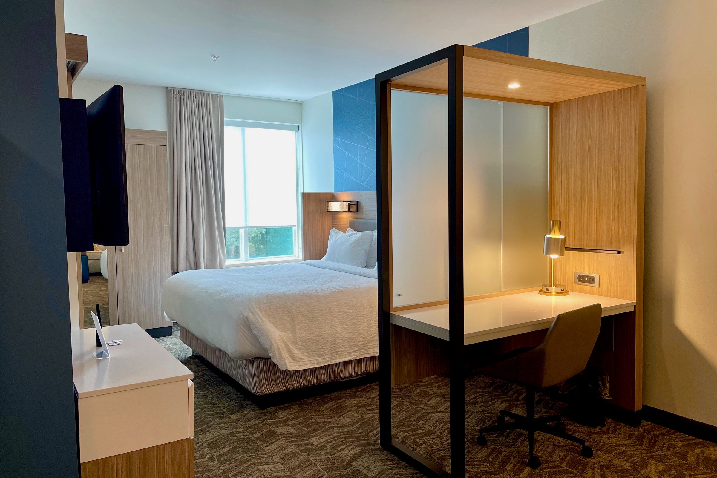 SpringHill Suites By Marriott Amelia Island bed and desk