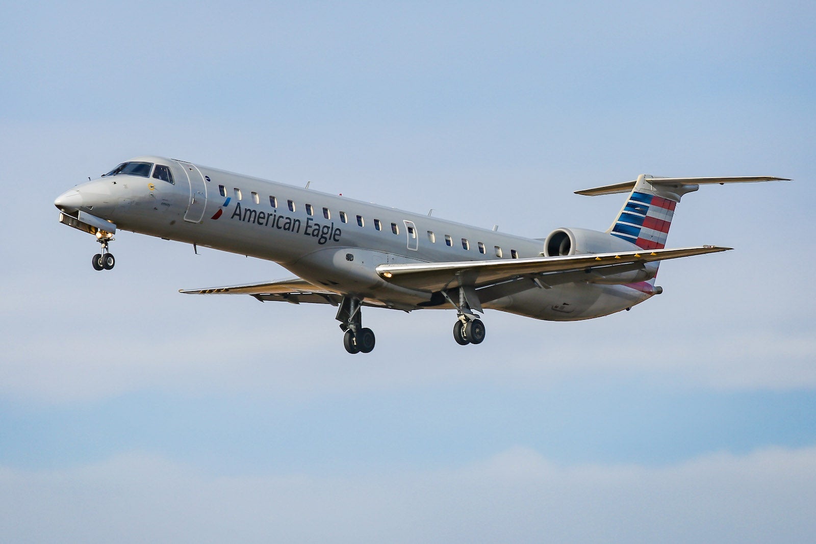 American Airlines Embraer ERJ-145 Landing