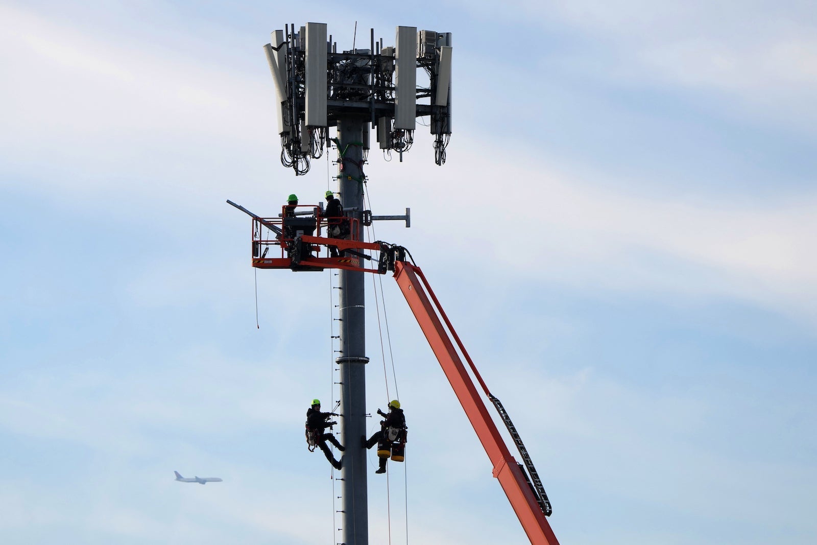 5G's Last-Minute Chaos Exposes Corporate Feuds Brewing For Years