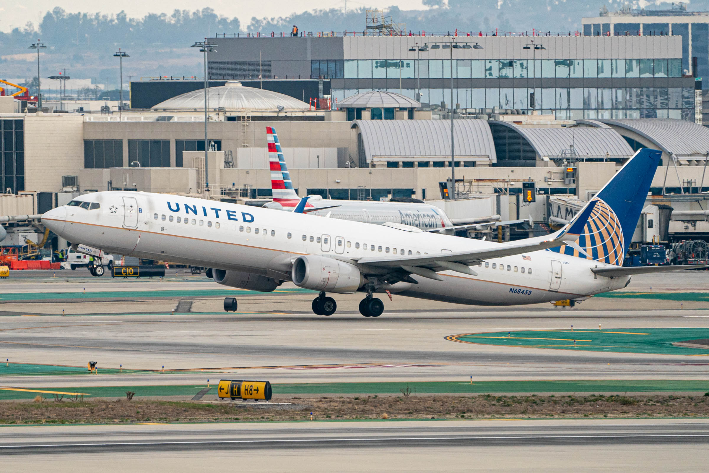 United Boeing 737-900 LAX Takeoff Cloudy TPGStock-1