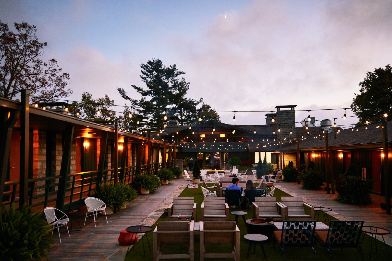 skyline-lodge-courtyard