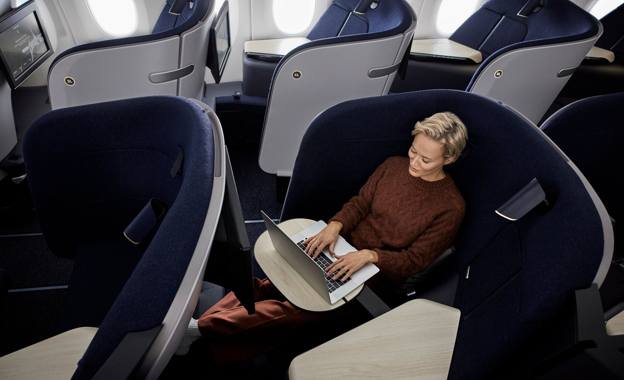 Finnair_A350_Business_Class_Woman_Laptop (1)