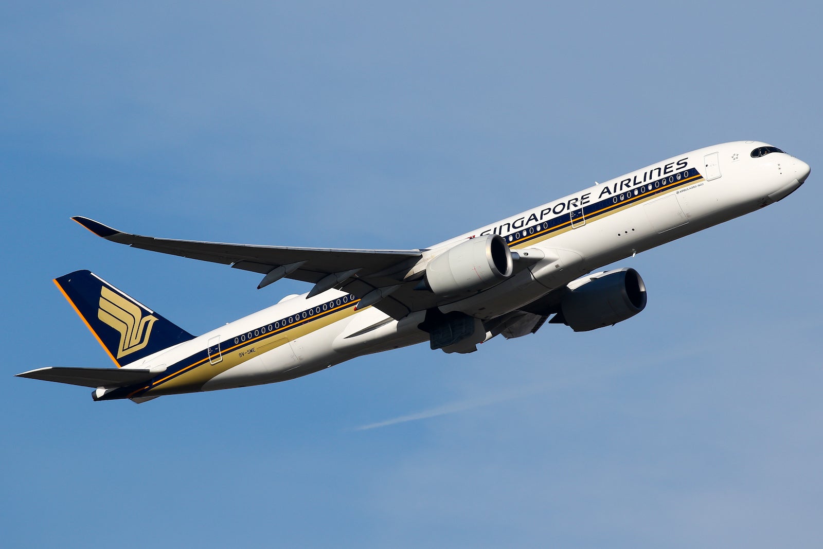 Singapore Airlines Airbus A350-900 climbing out of runway 27