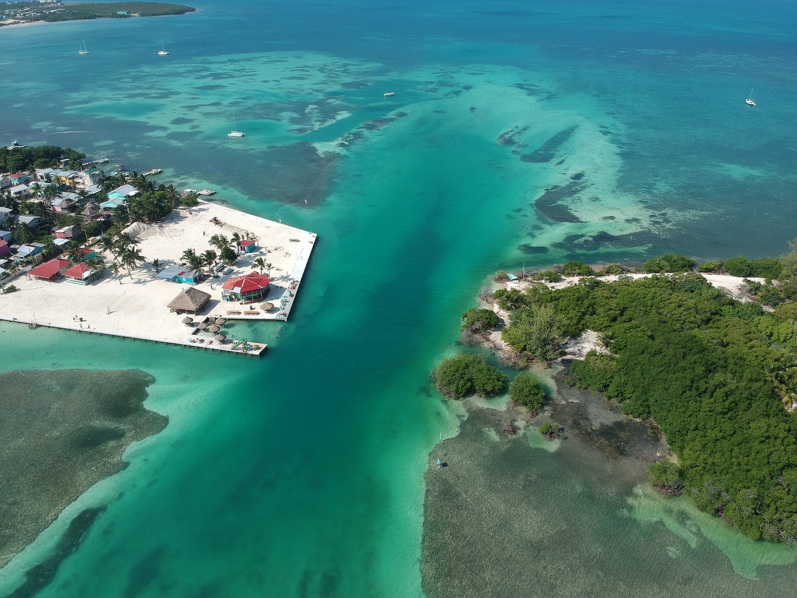 Belize Cayes - Small tropical island in Barrier Reef with paradise beach - known for diving and relaxing vacations - Caribbean Sea, Belize, Central America