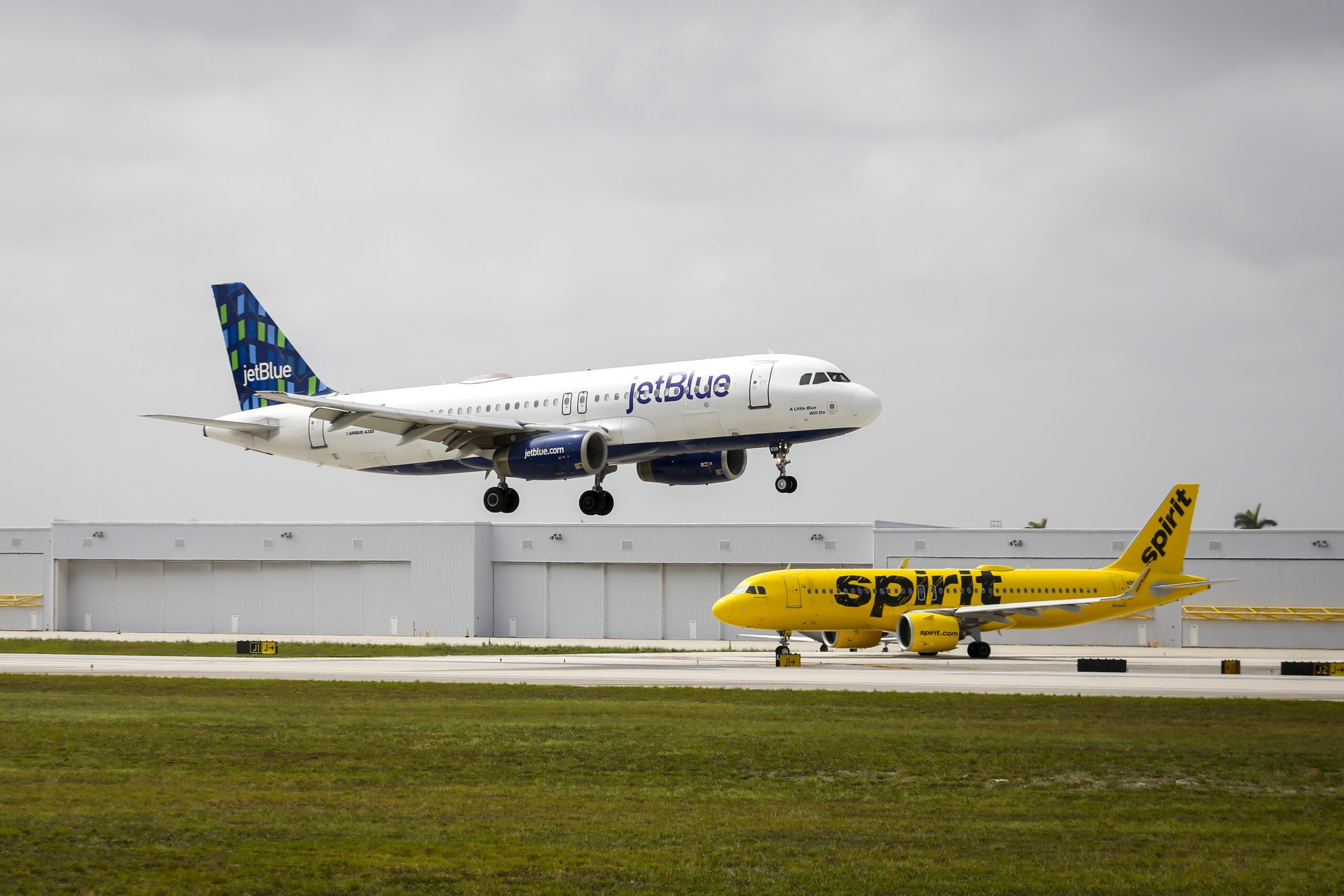 JetBlue and Spirit planes in Fort Lauderdale