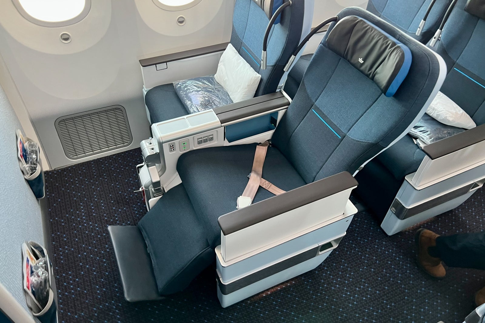 KLM Boeing 787-10 Premium Comfort Economy