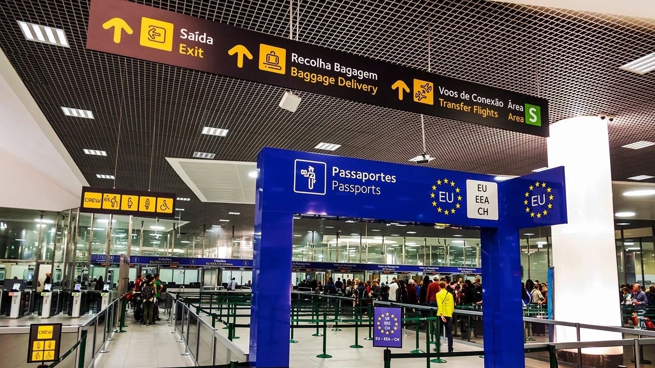 europe-portugal-passport-control