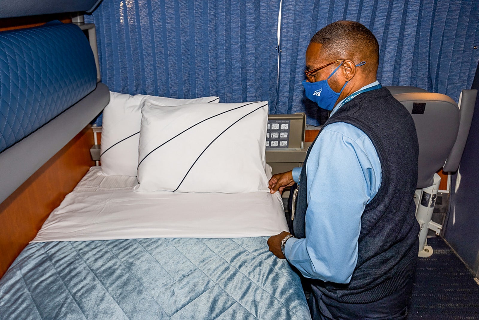 20220914_Amtrack Bedding_BFink_Superliner Bedroom Nighttime