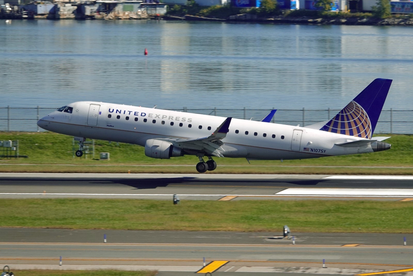 United Embraer E175
