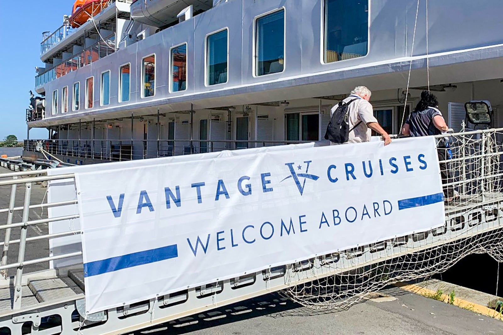 VANTAGE DELUXE WORLD TRAVEL_FACEBOOK