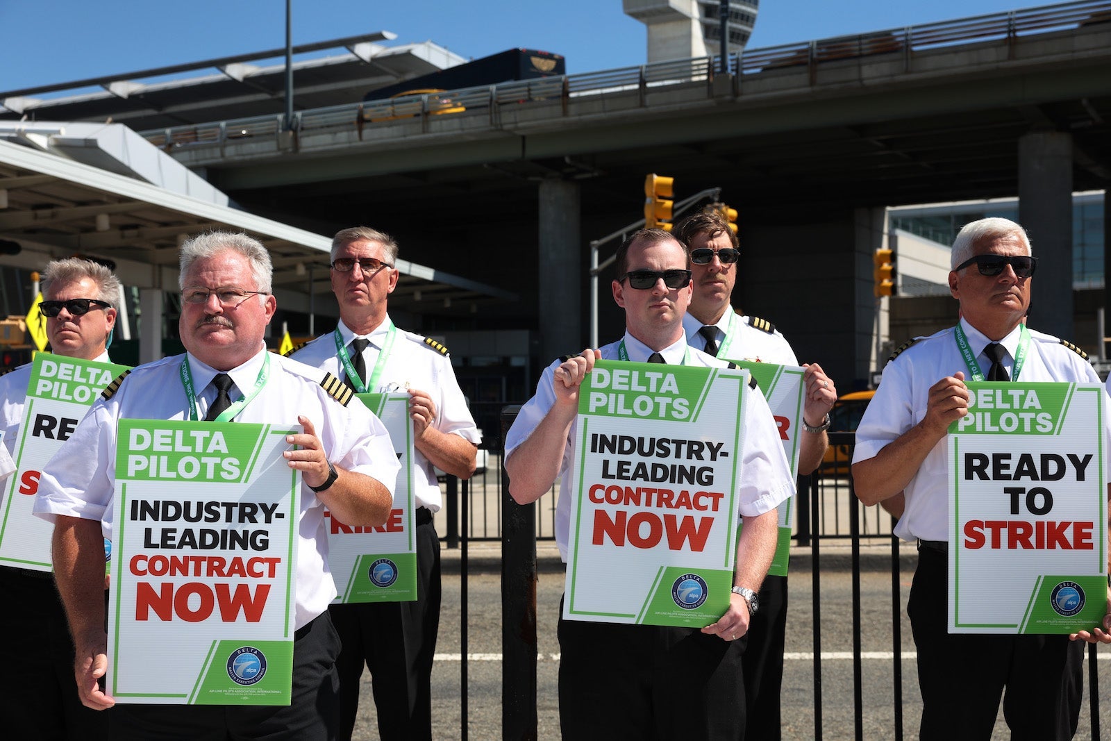 Delta Pilots Picket For New Contract