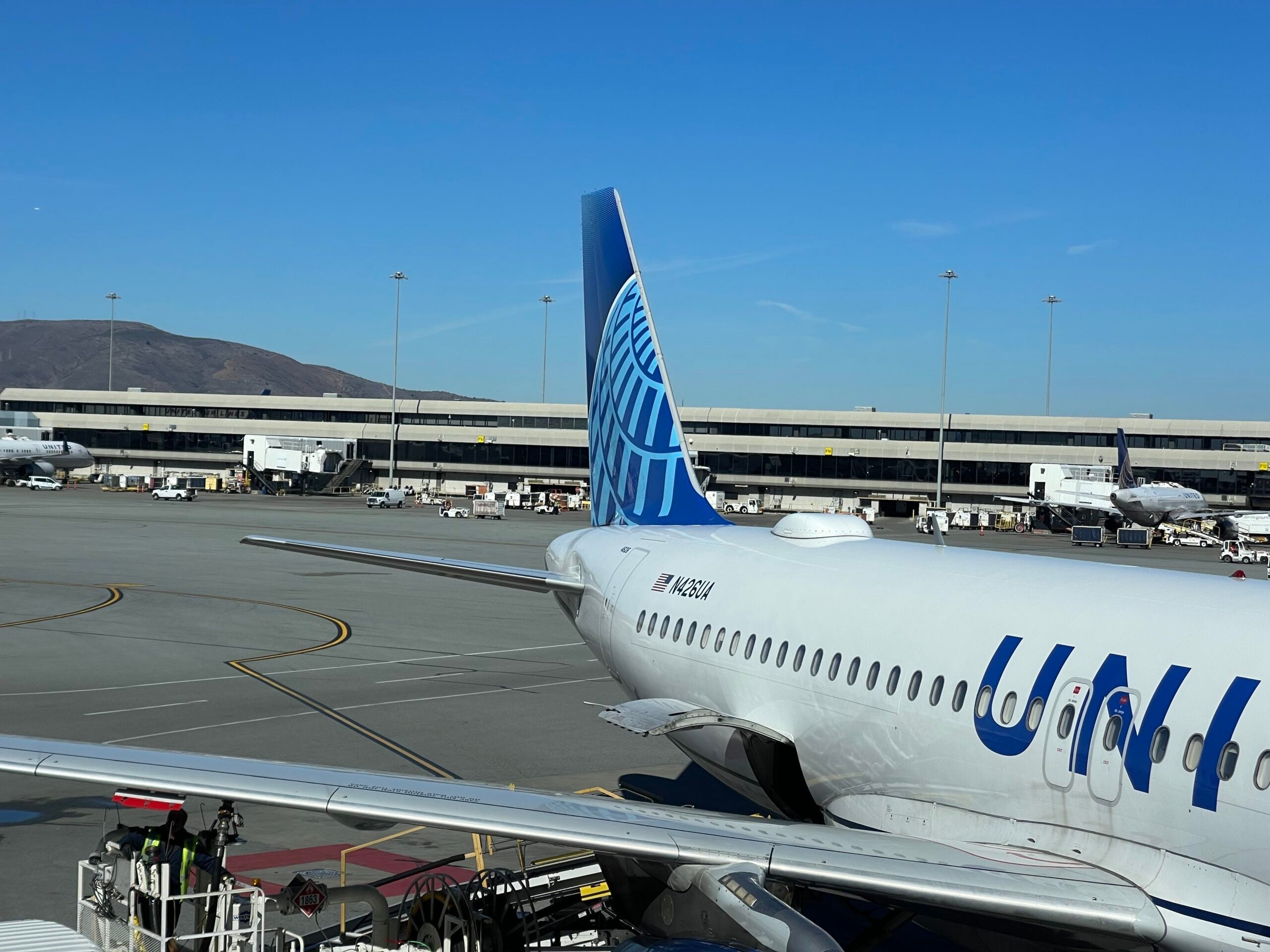 United Airbus A320 tail