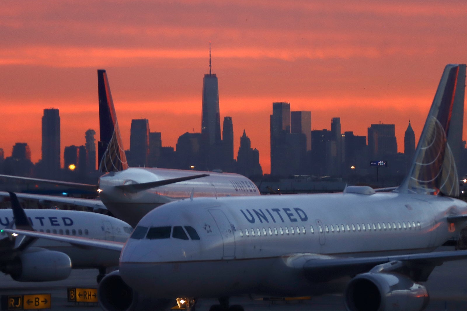 United Airlines Skyline_Gary Hershorn Contributor