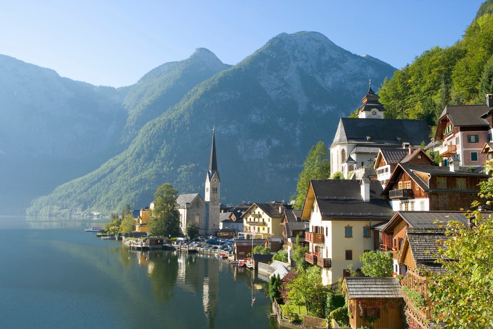Austria, Salzburger Land, Hallstatt town by lake