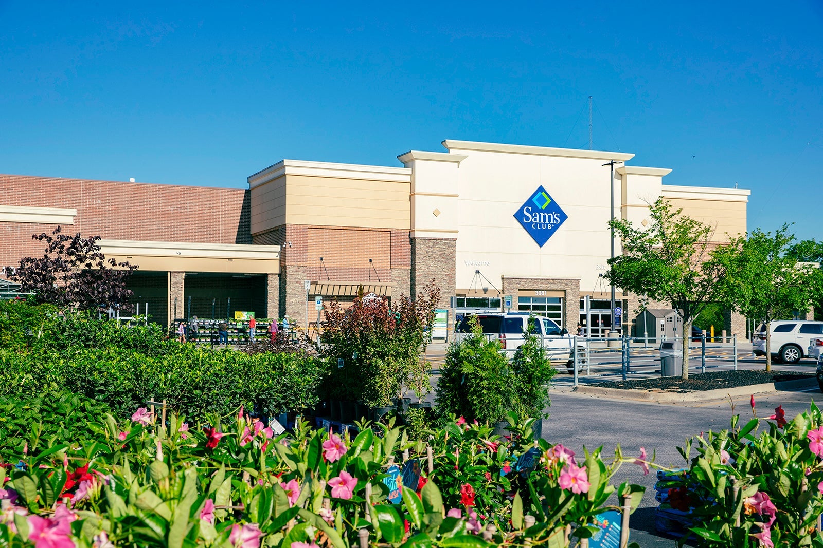Associates and shoppers with mask and gloves during the COVID-19 outbreak at Sam’s Club on May18, 2020 in Fayetteville, Arkansas.