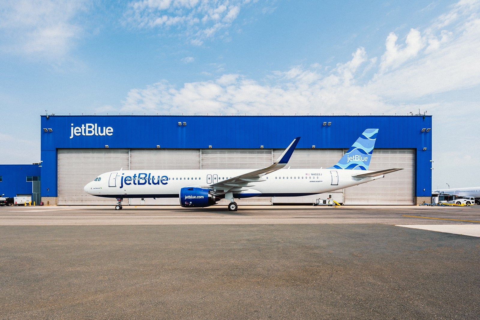 JetBlue-A321neo-LR-at-Hangar