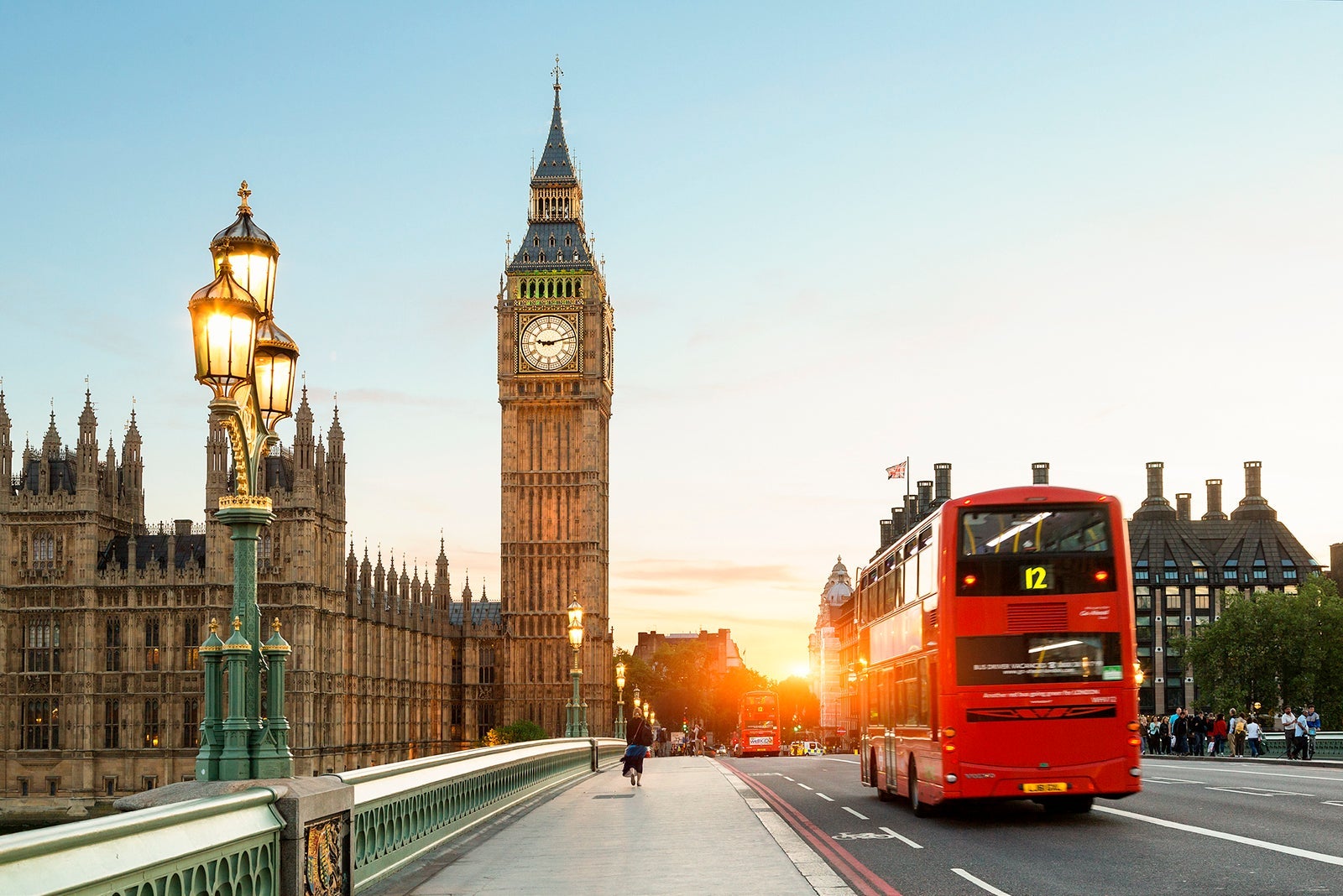 London Big Ben and traffic on Westminster Bridge