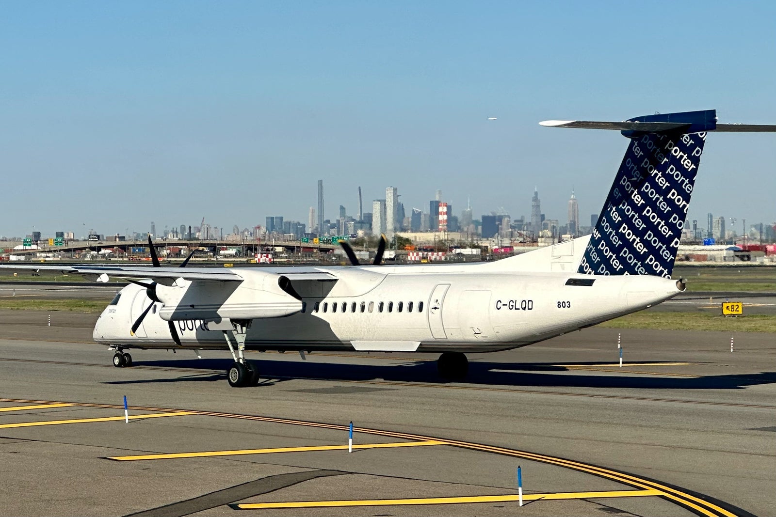 Newark EWR Porter Airlines Bombardier DHC-8-402Q Dash 8