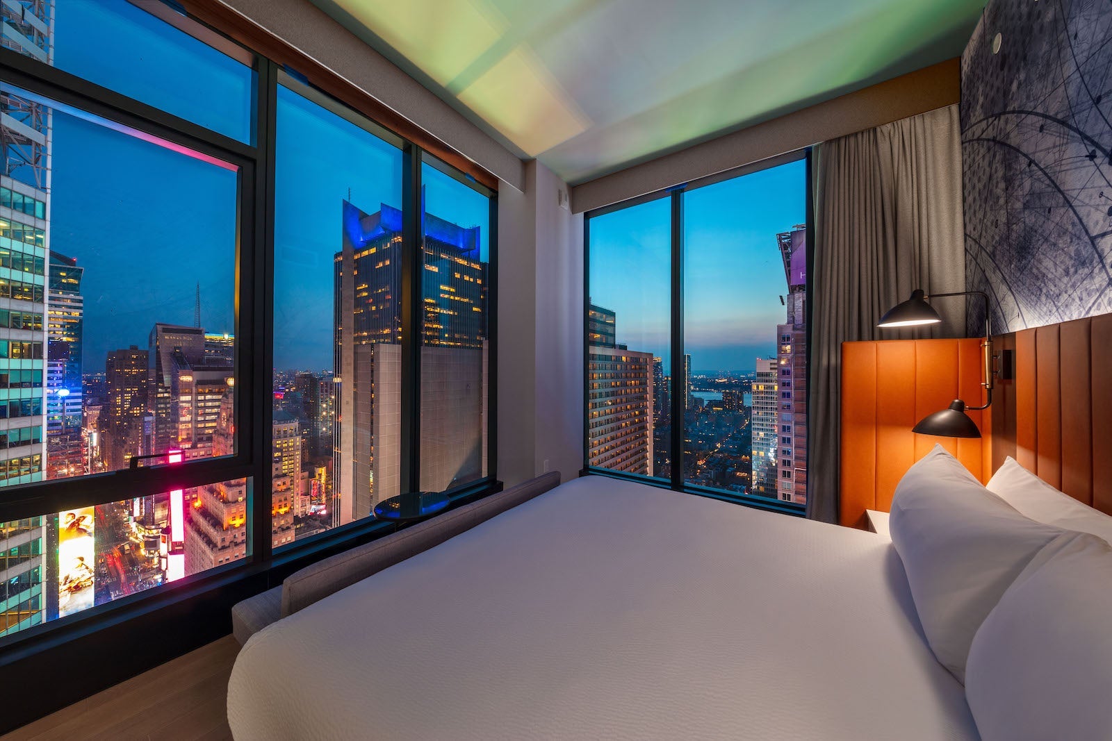 Tempo-by-Hilton-Times-Square-Ball-Drop-Room-View-Guest-Room