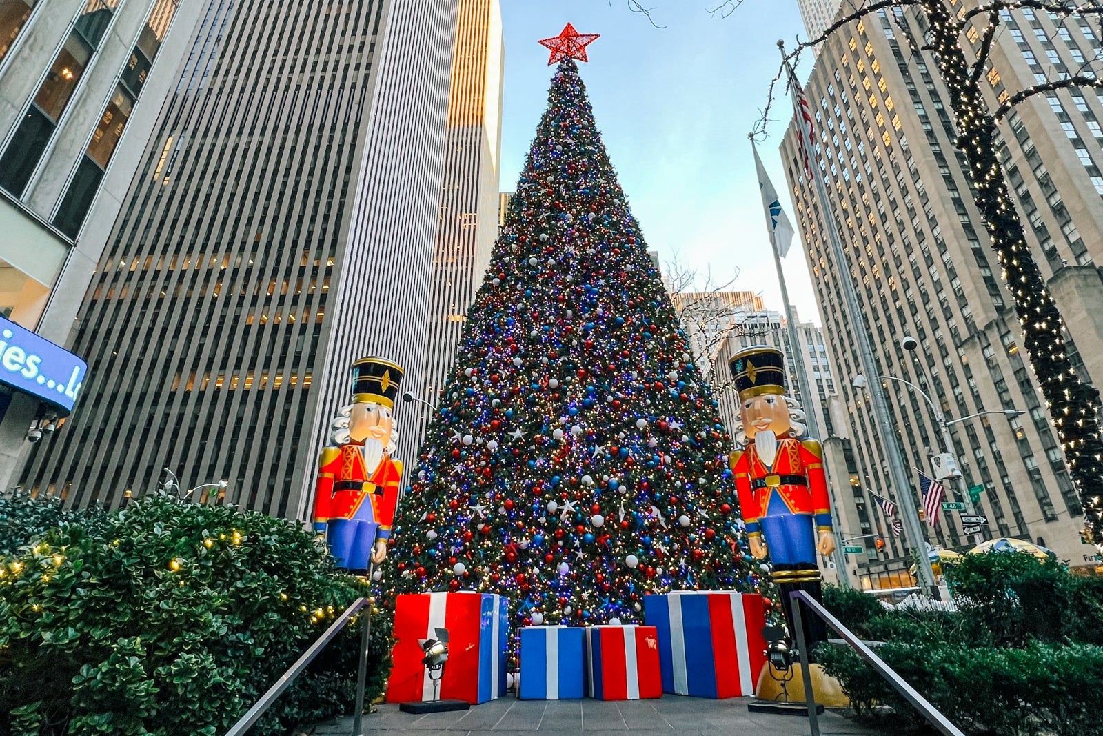 20231222_New York Midtown at Christmas Holiday Decor_CHenderson_13