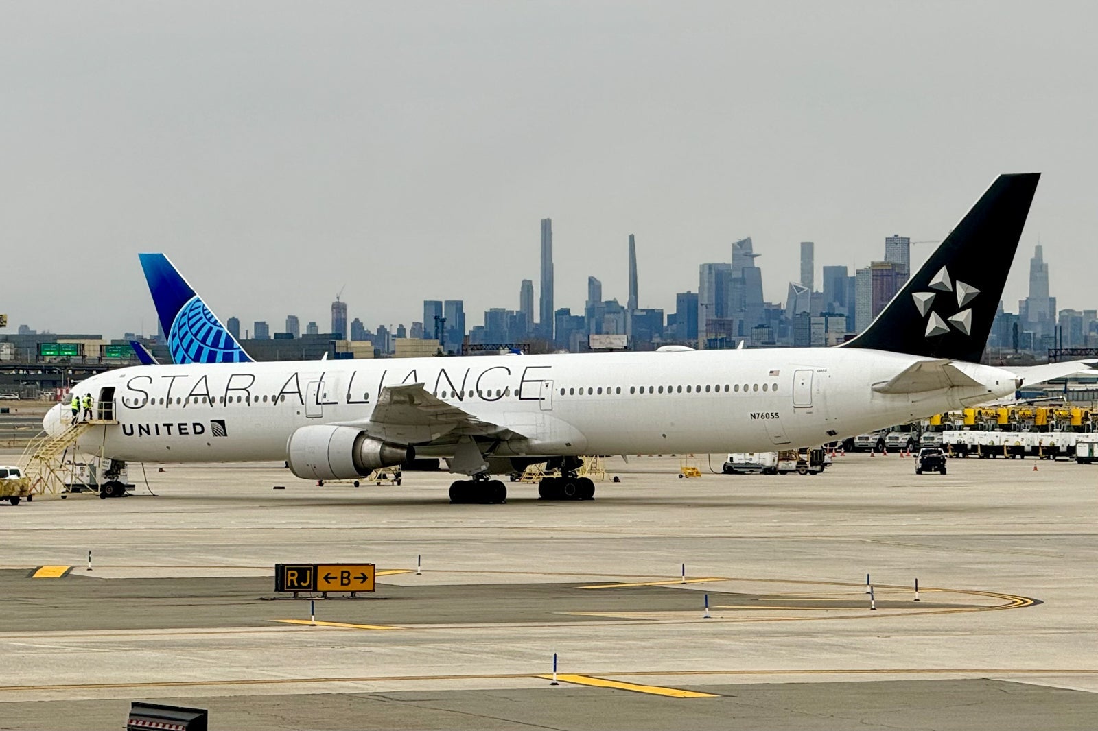 United Boeing 767-400ER Star Alliance Newark