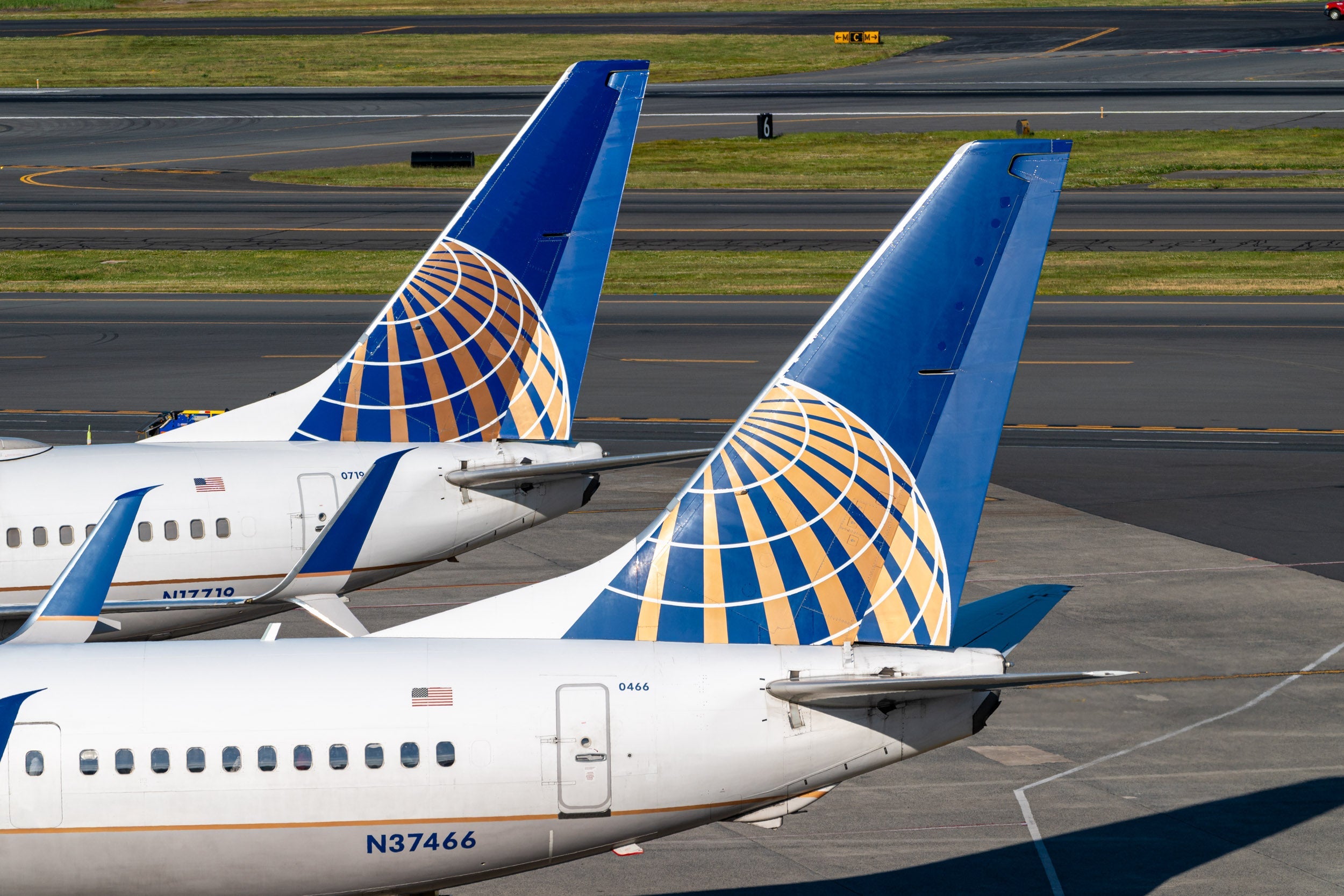 United 737 Tail Stock-1