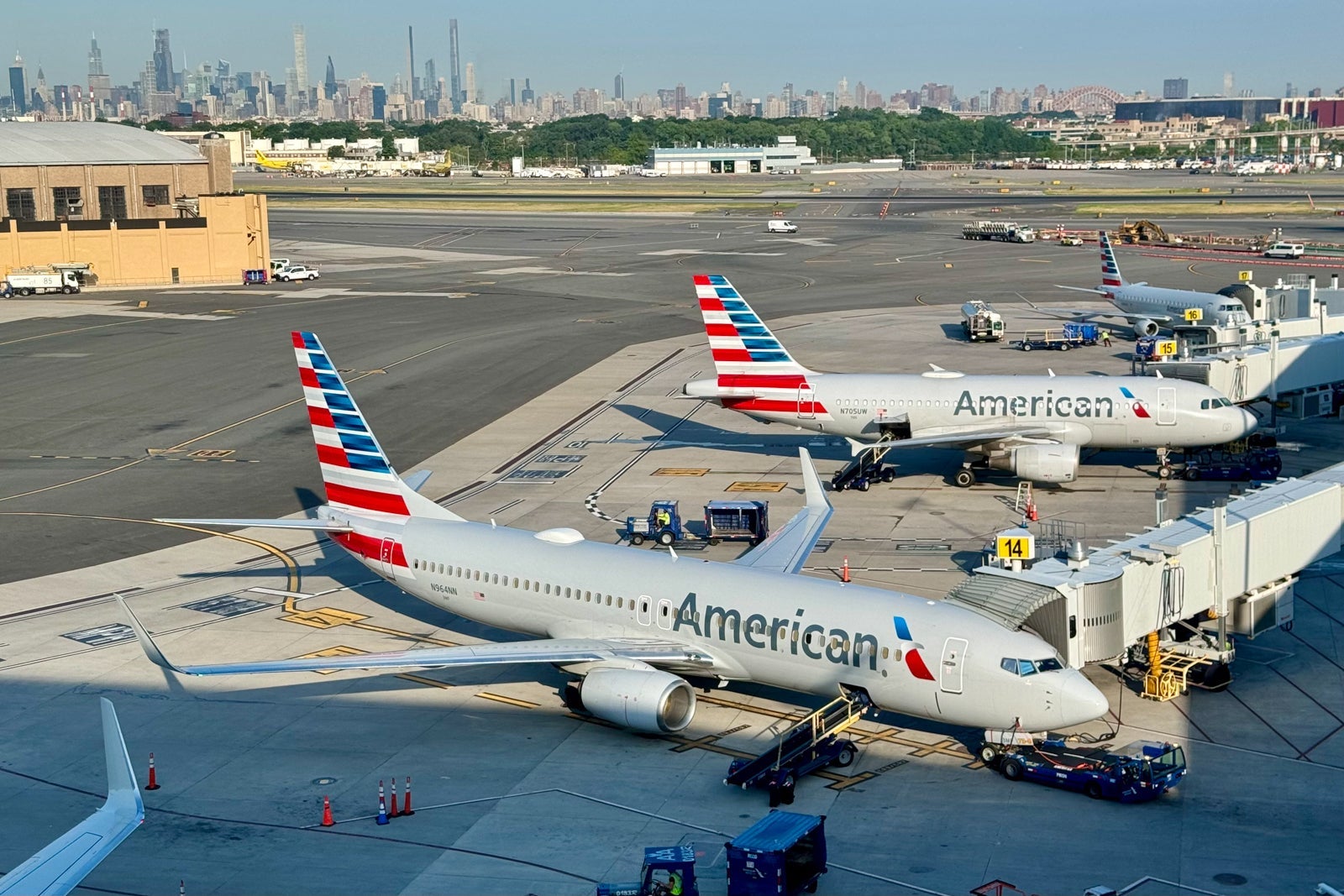 American Airlines Boeing 737 Airbus A319 LaGuardia LGA Planes