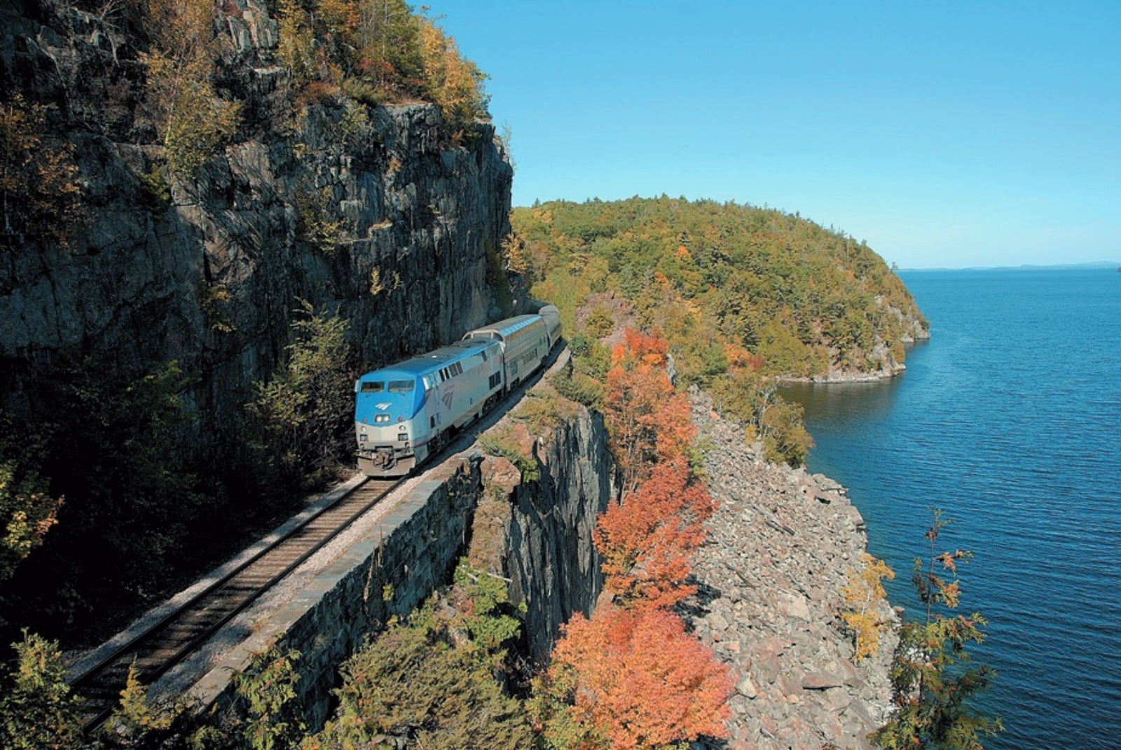 Amtrak_Adirondackmountains_fall