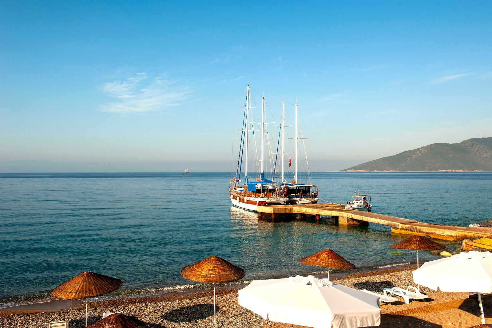 Sailboats-docked-off-beach-in-BodrumTurkey_SanerG