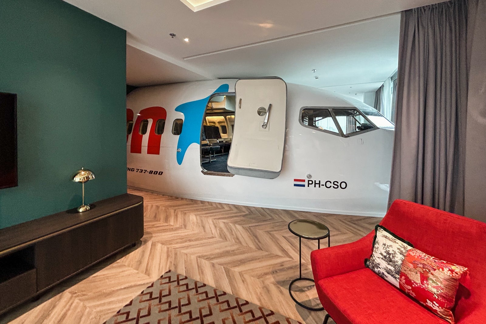 737 Suite, living room and fuselage, Corendon New-West Hotel Amsterdam