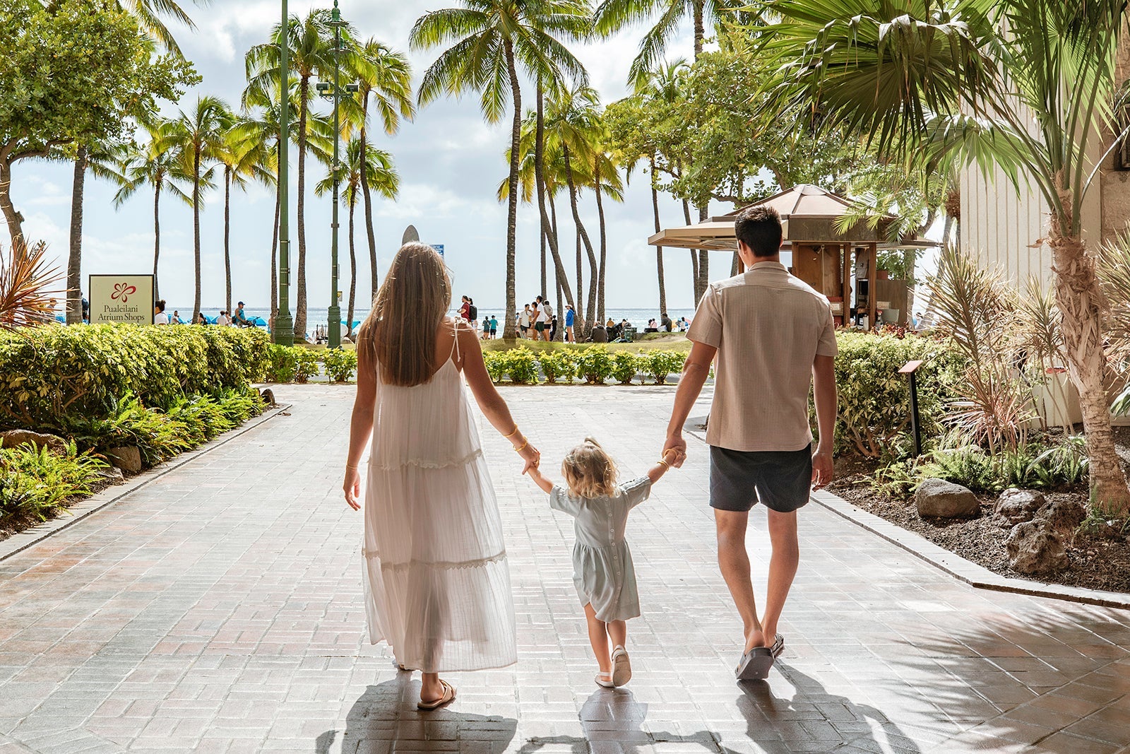 HNLRW_P0616 Family Lifestyle Walking Resort Public Space