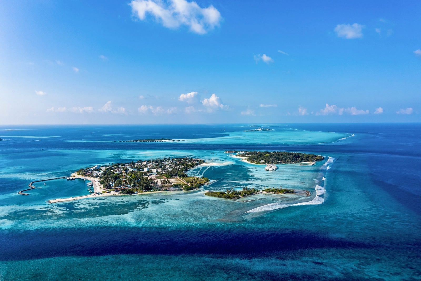 Maldives, South Male Atoll, Aerial view of Kandooma and Guraidhoo