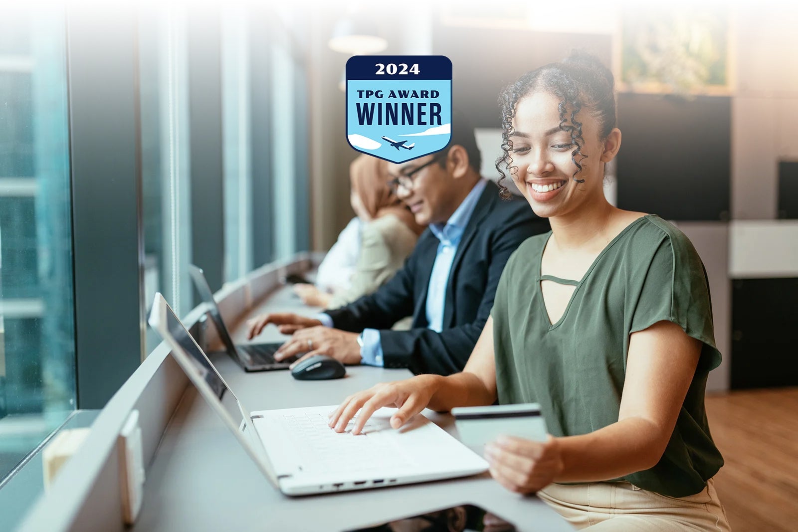 Businesswoman-using-credit-card-at-office_Drazen_