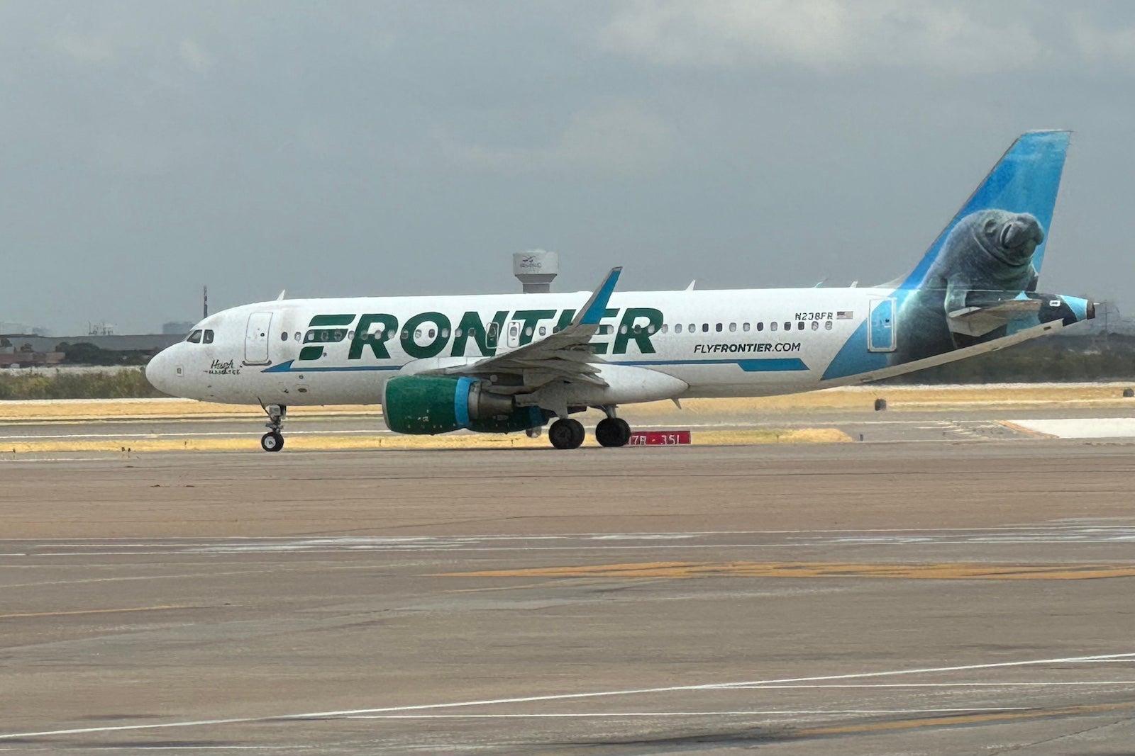 frontier taxiing dfw