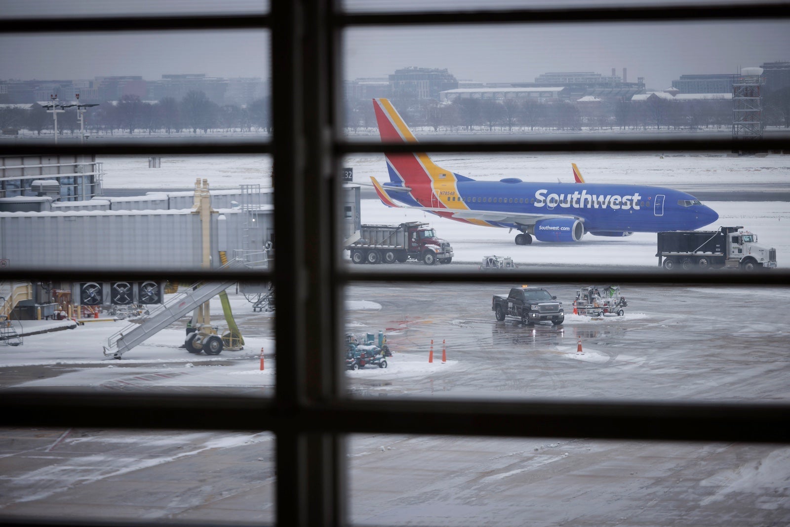 Washington Snow Closes Federal Offices And Hits Air, Road Travel