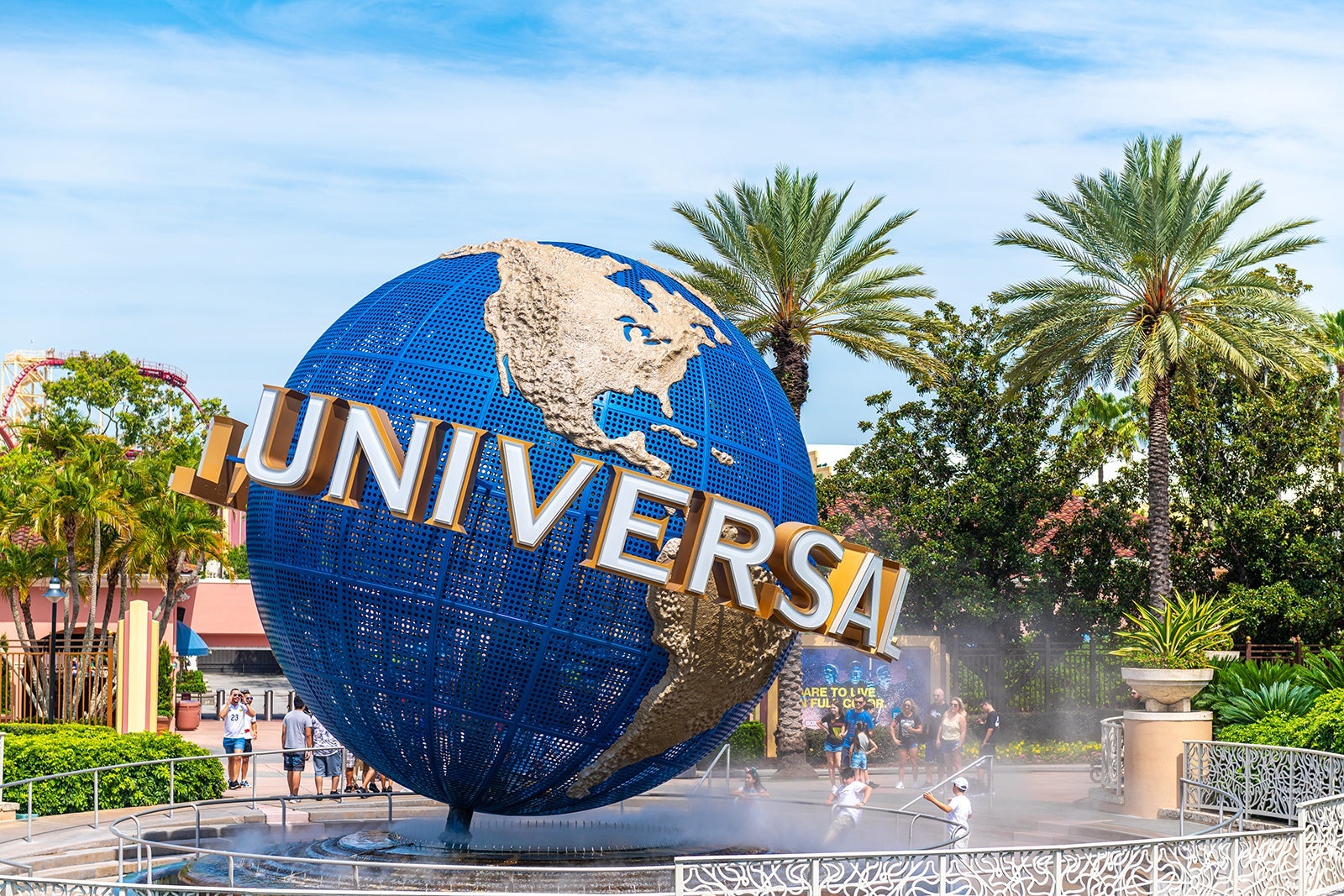 Three dimensional globe logo at Universal Studios. Zoom