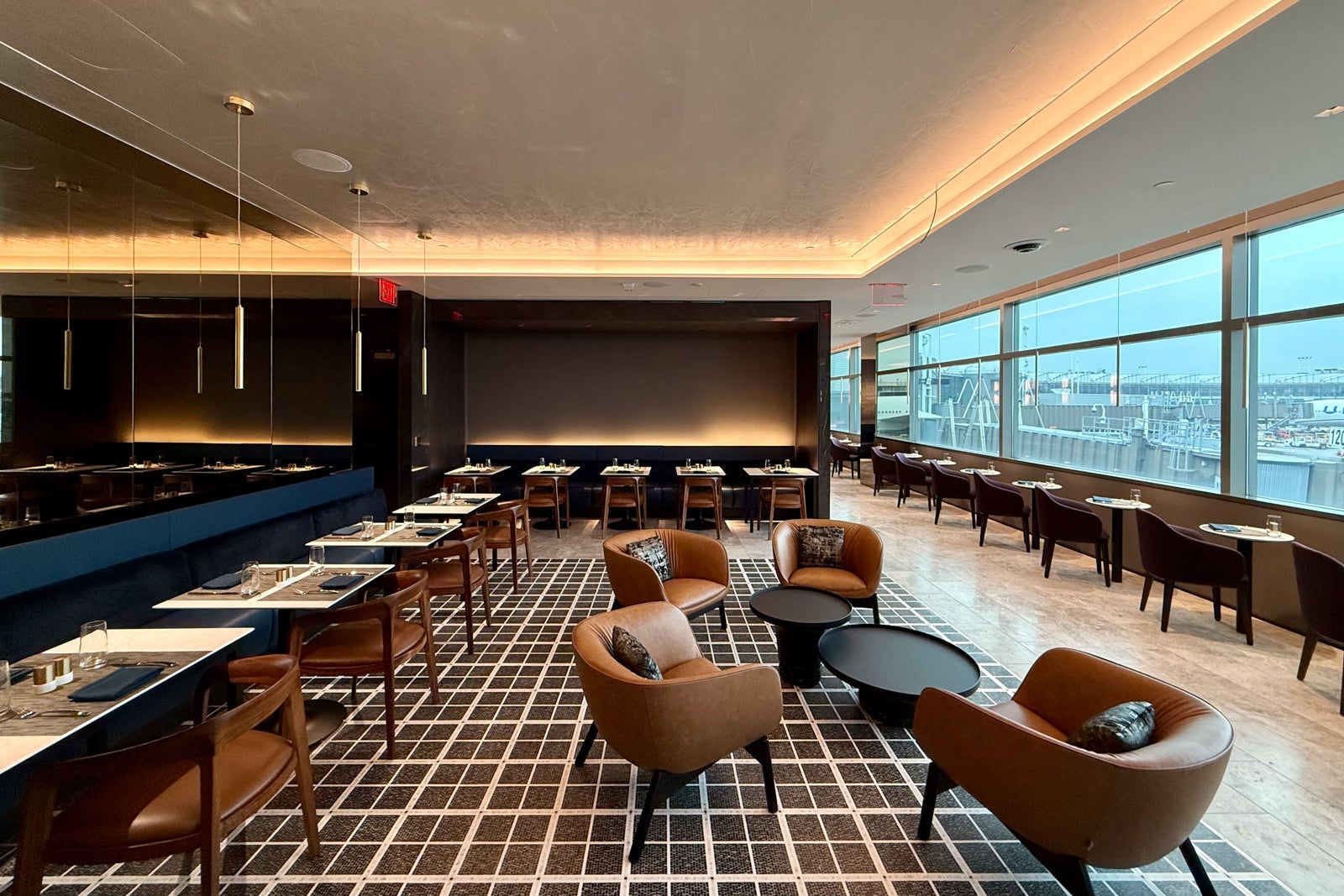 United Polaris Lounge Newark Dining Room