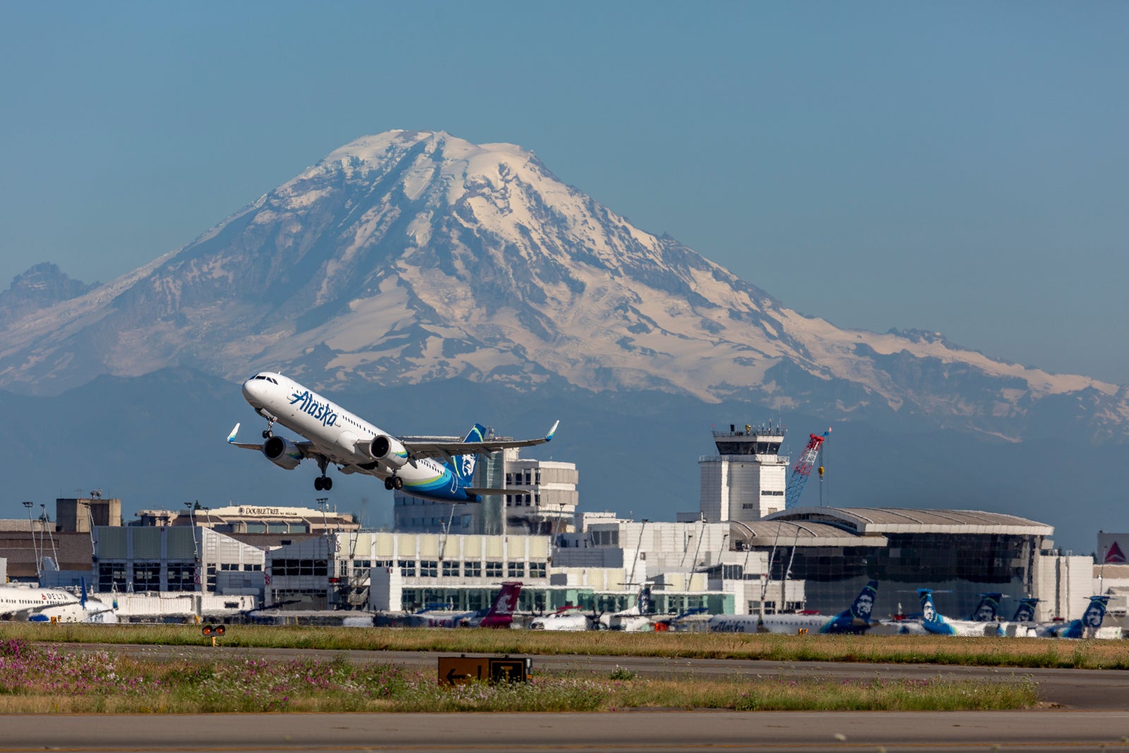 Alaska Airlines departs Sea-Tac, 25 July 2019.