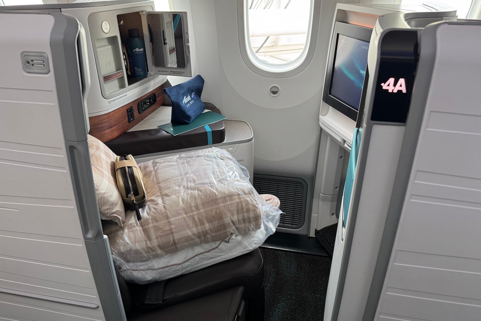 Alaska 787 suite biz