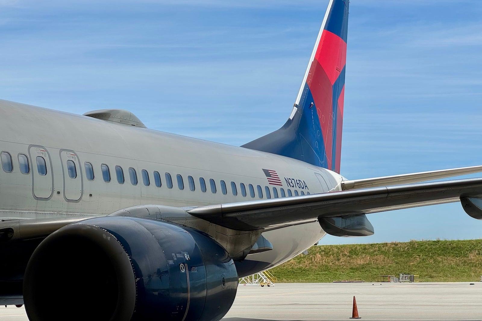 delta 737 air lines tail