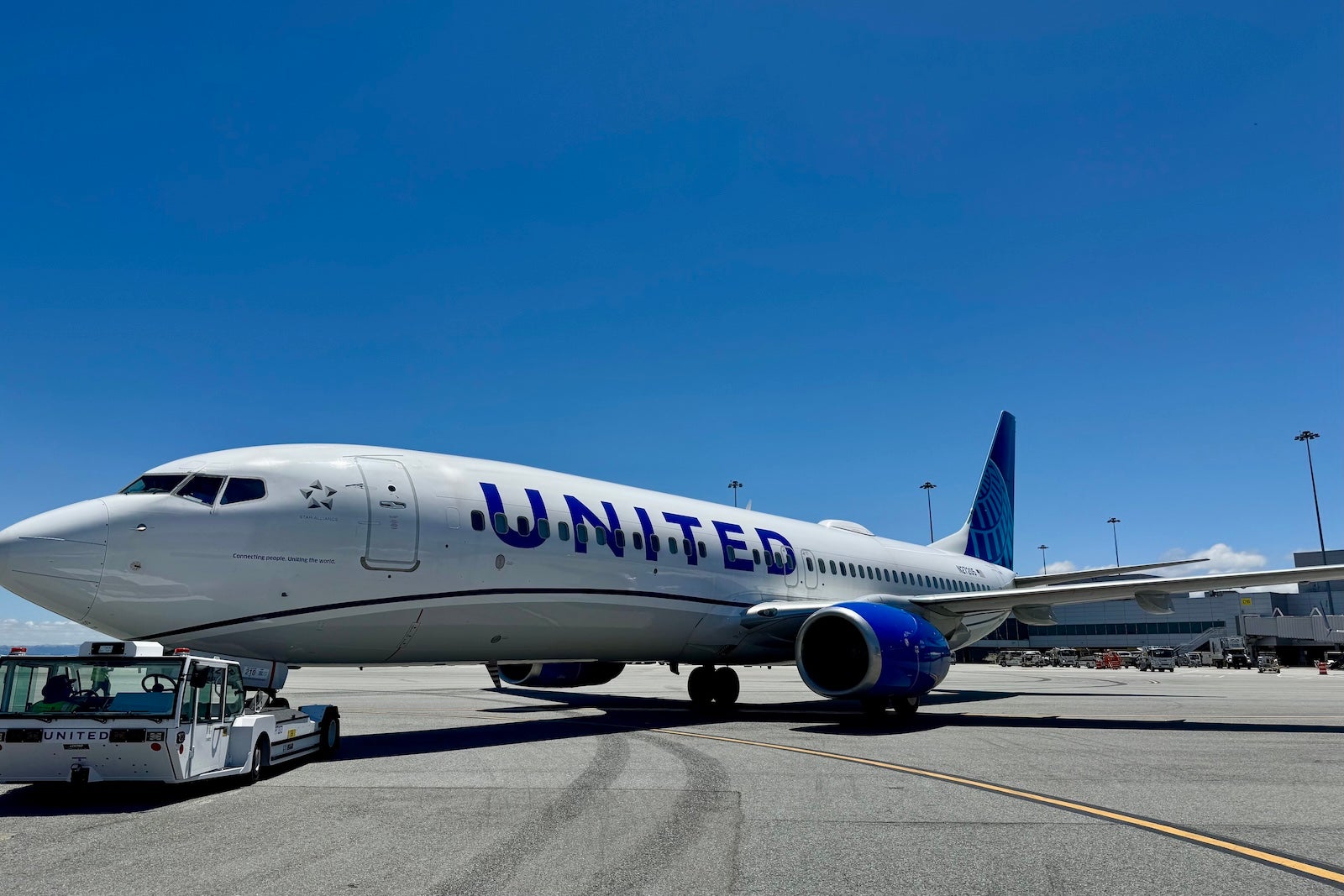united 737 800