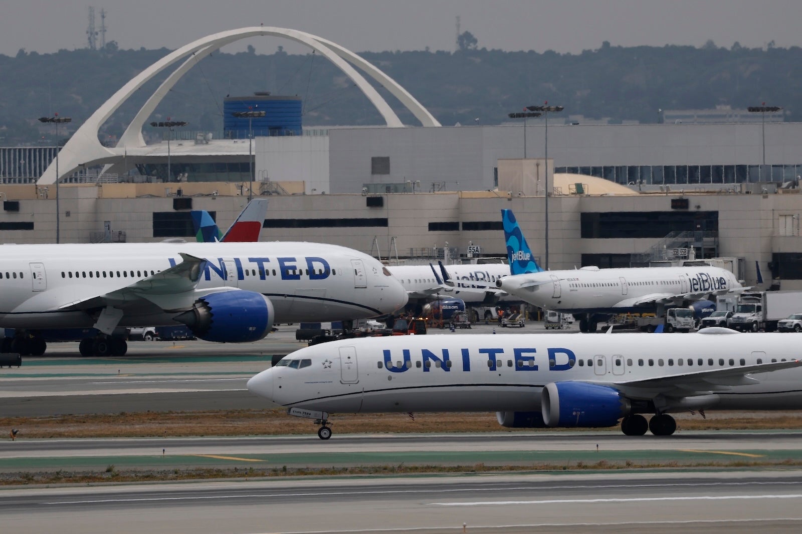 United rules out 'idiotic' JetBlue merger speculation after American talk fizzles
