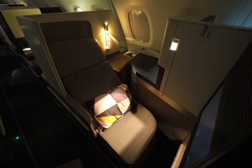 Several fixtures around the seat give you plenty of light to eat and work even when the cabin is dark.